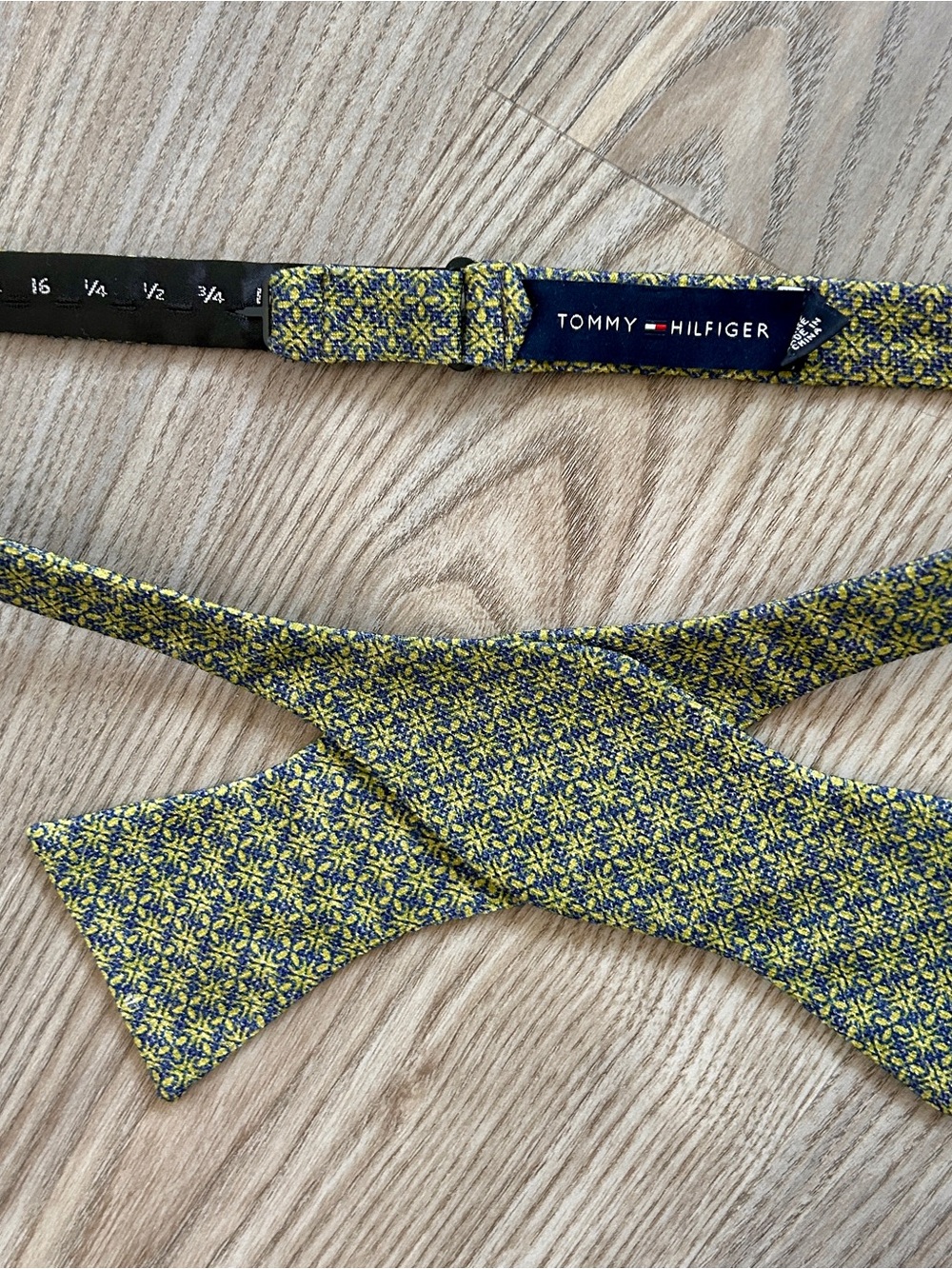 Tommy Hilfiger Green & Navy Floral Pattern Self-Tie Bow Tie